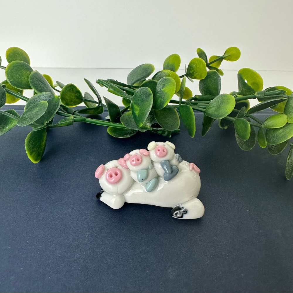 Vintage Mini Pig Mom laying with babies on back figurine